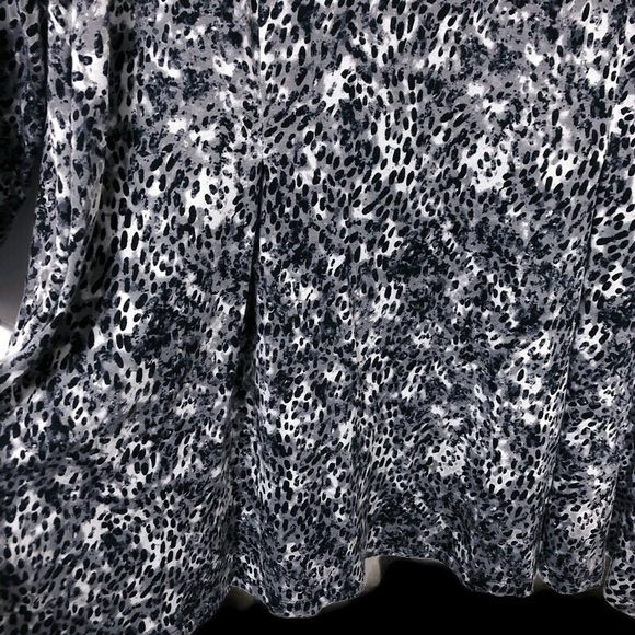 In Every Story | Black & Gray Print Top with Pleats | 1X - Picture 8 of 16